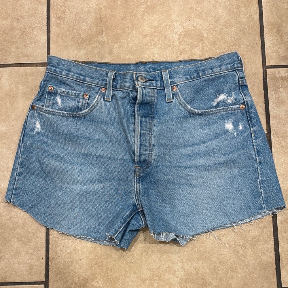 Levi’s Light Wash Frayed Hem Denim High Waisted Shorts